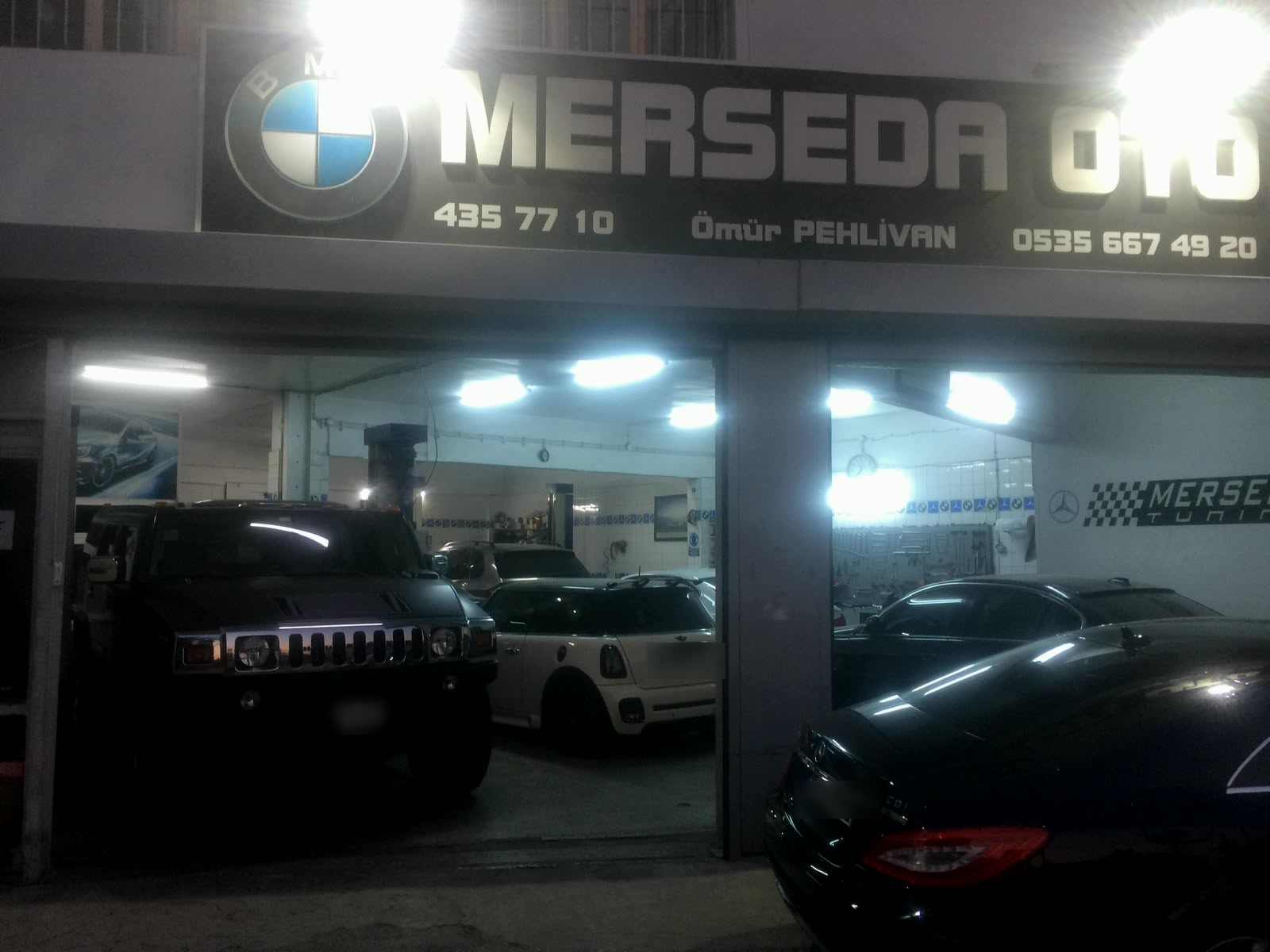 Merseda Oto atölyesinin içi, akşam